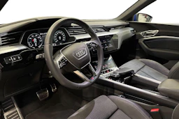 sininen Audi Q8 e-tron 2024 kuva 6.