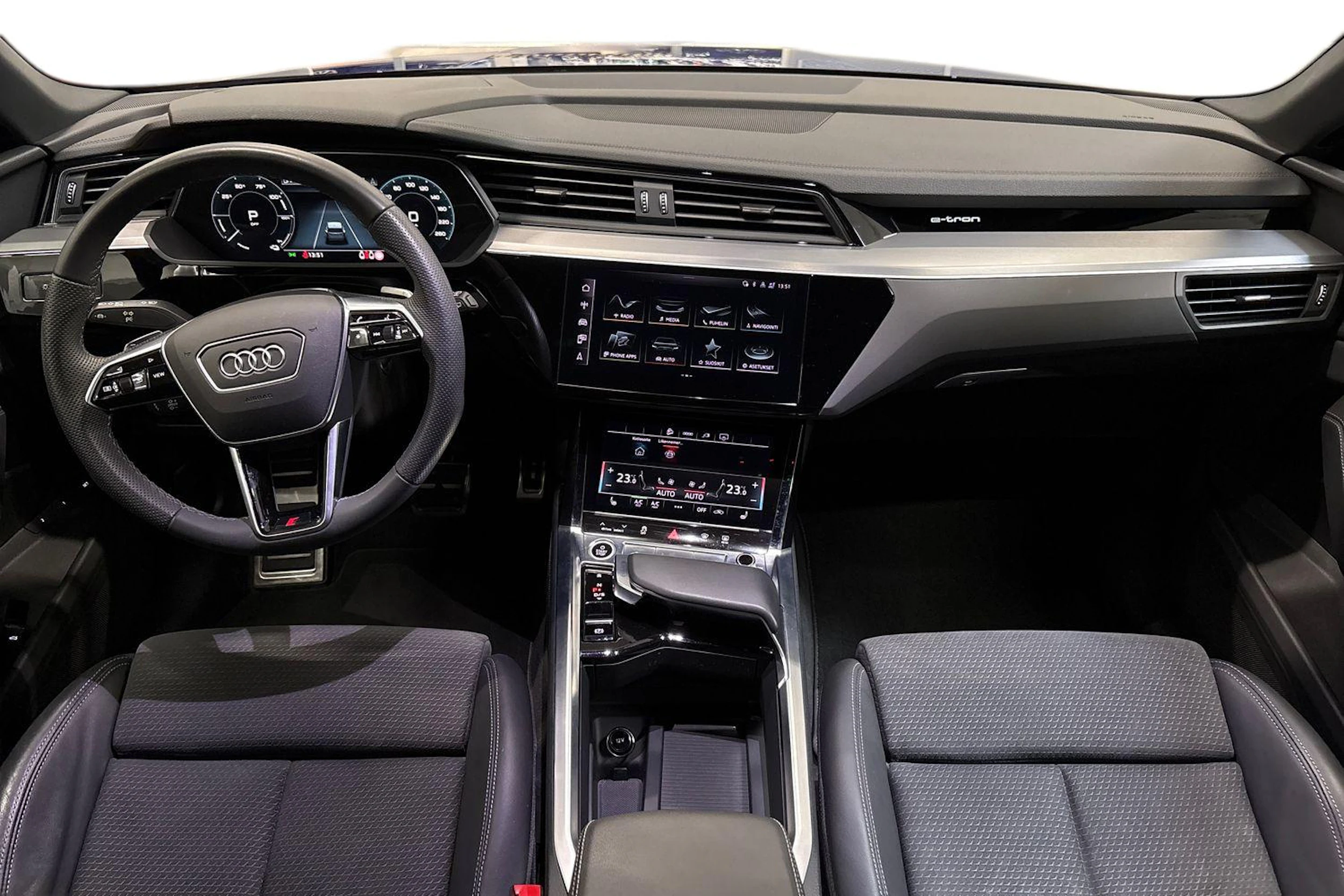sininen Audi Q8 e-tron 2024 kuva 7.