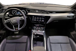 sininen Audi Q8 e-tron 2024 kuva 7.