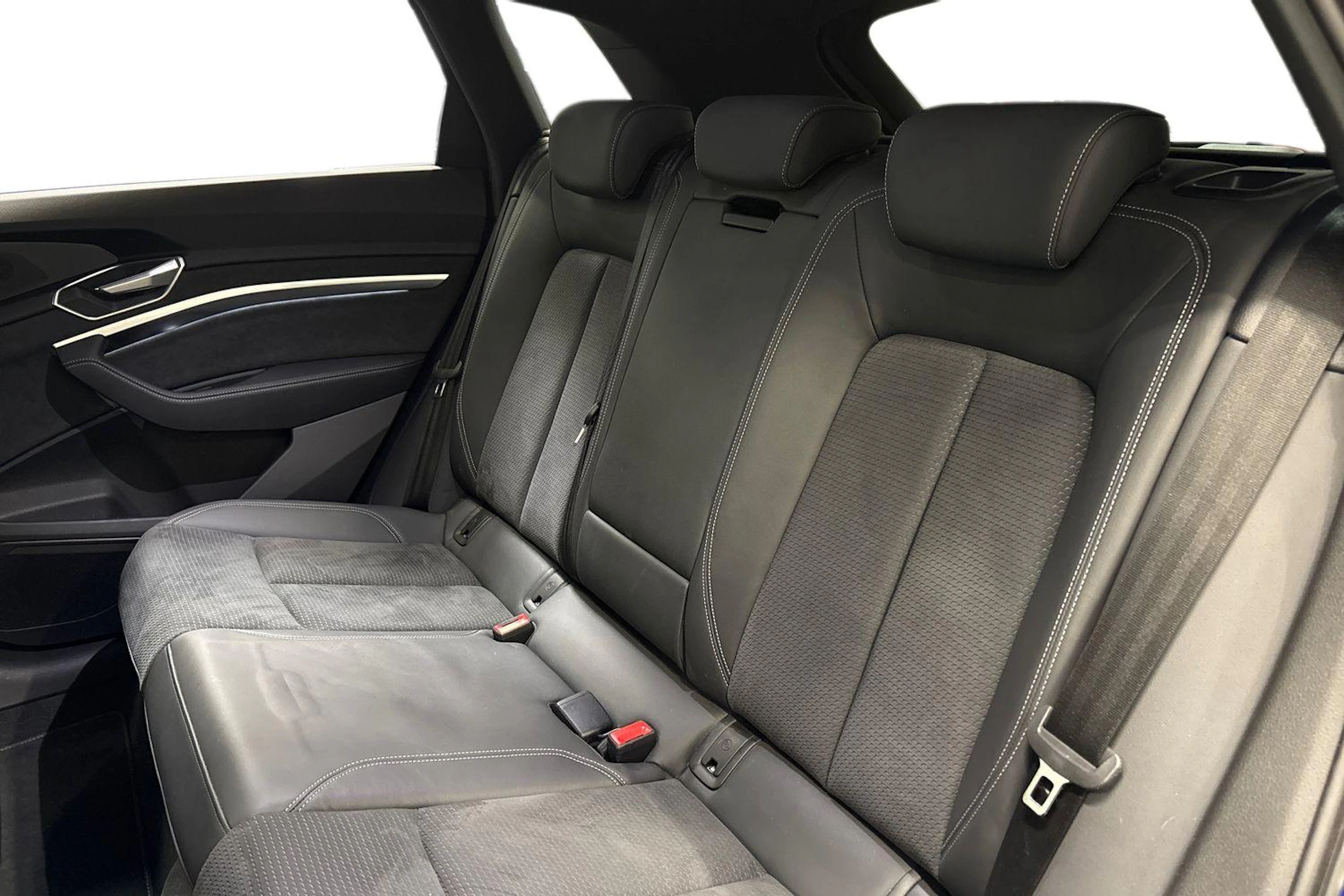 sininen Audi Q8 e-tron 2024 kuva 8.