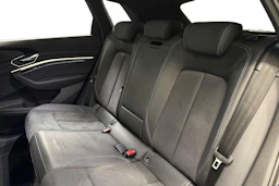 sininen Audi Q8 e-tron 2024 kuva 8.