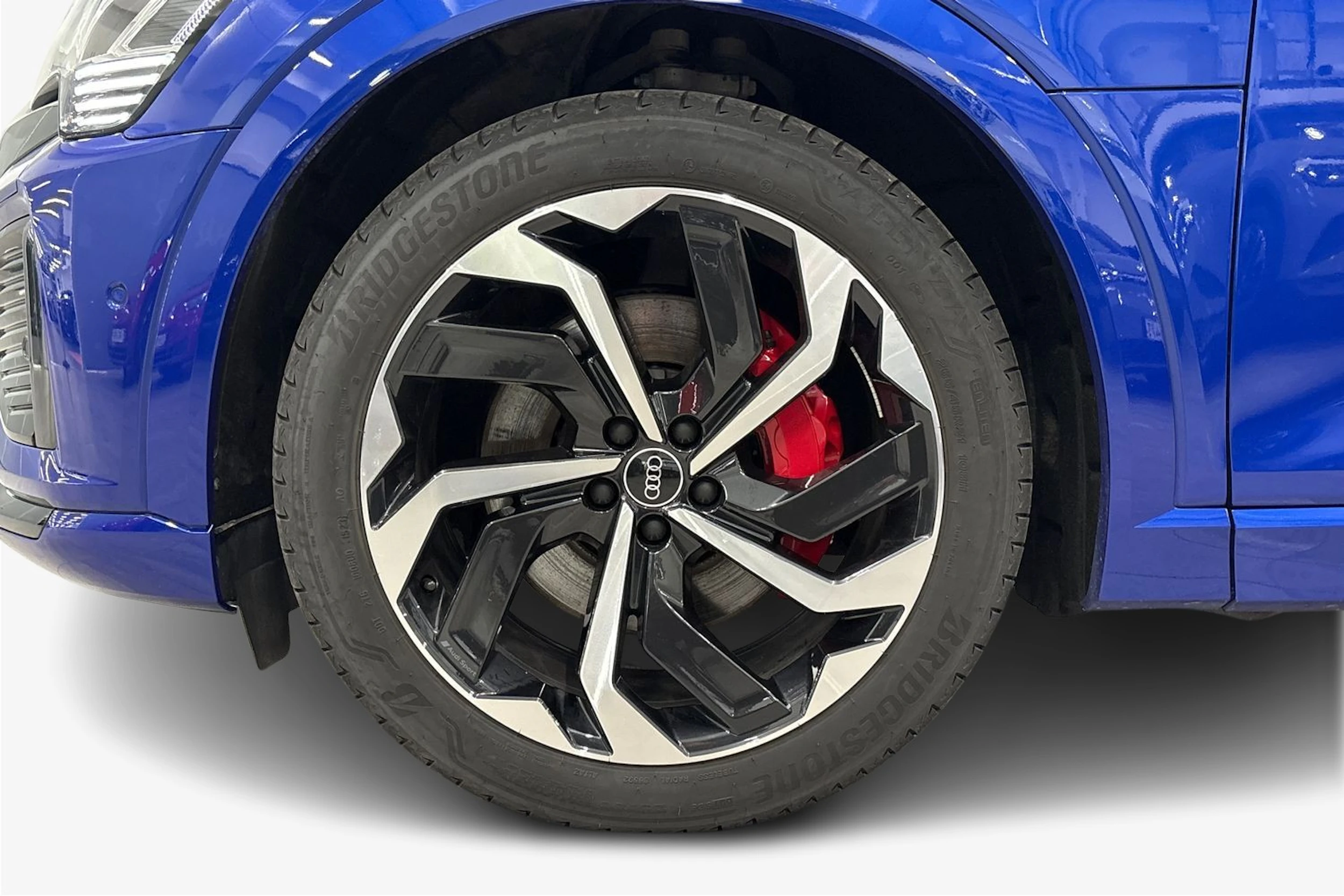 sininen Audi Q8 e-tron 2024 kuva 9.