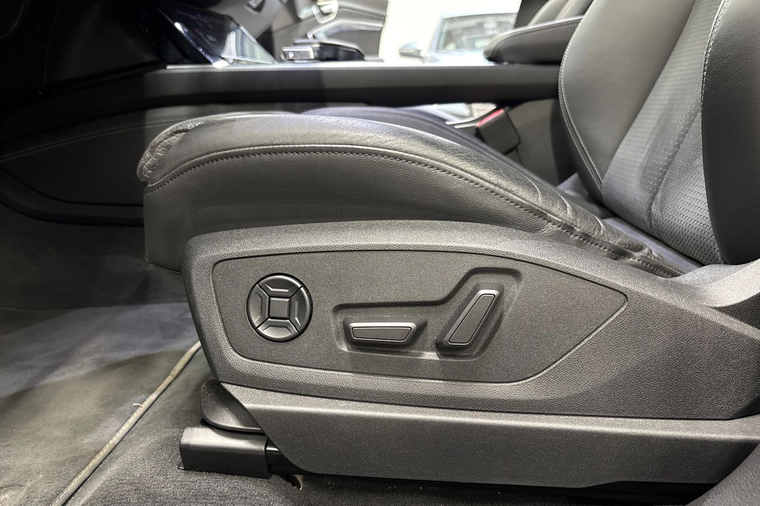 sininen Audi Q8 e-tron 2024 kuva 12.