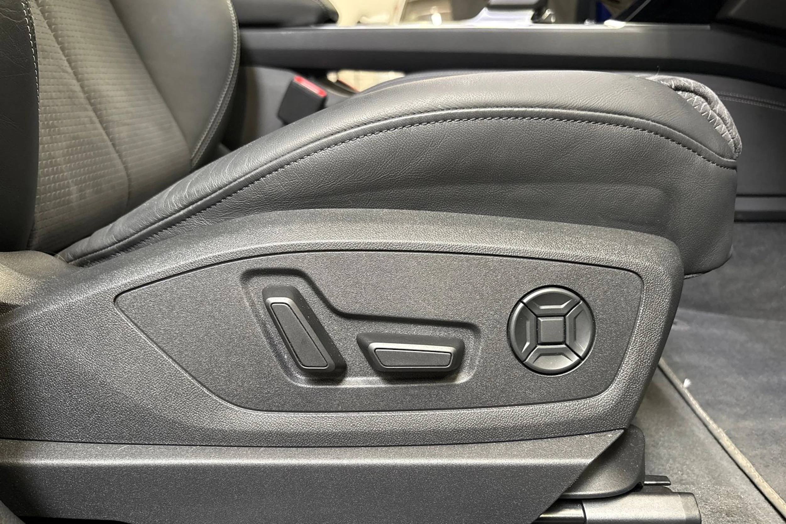 sininen Audi Q8 e-tron 2024 kuva 14.