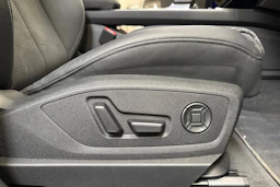 sininen Audi Q8 e-tron 2024 kuva 14.