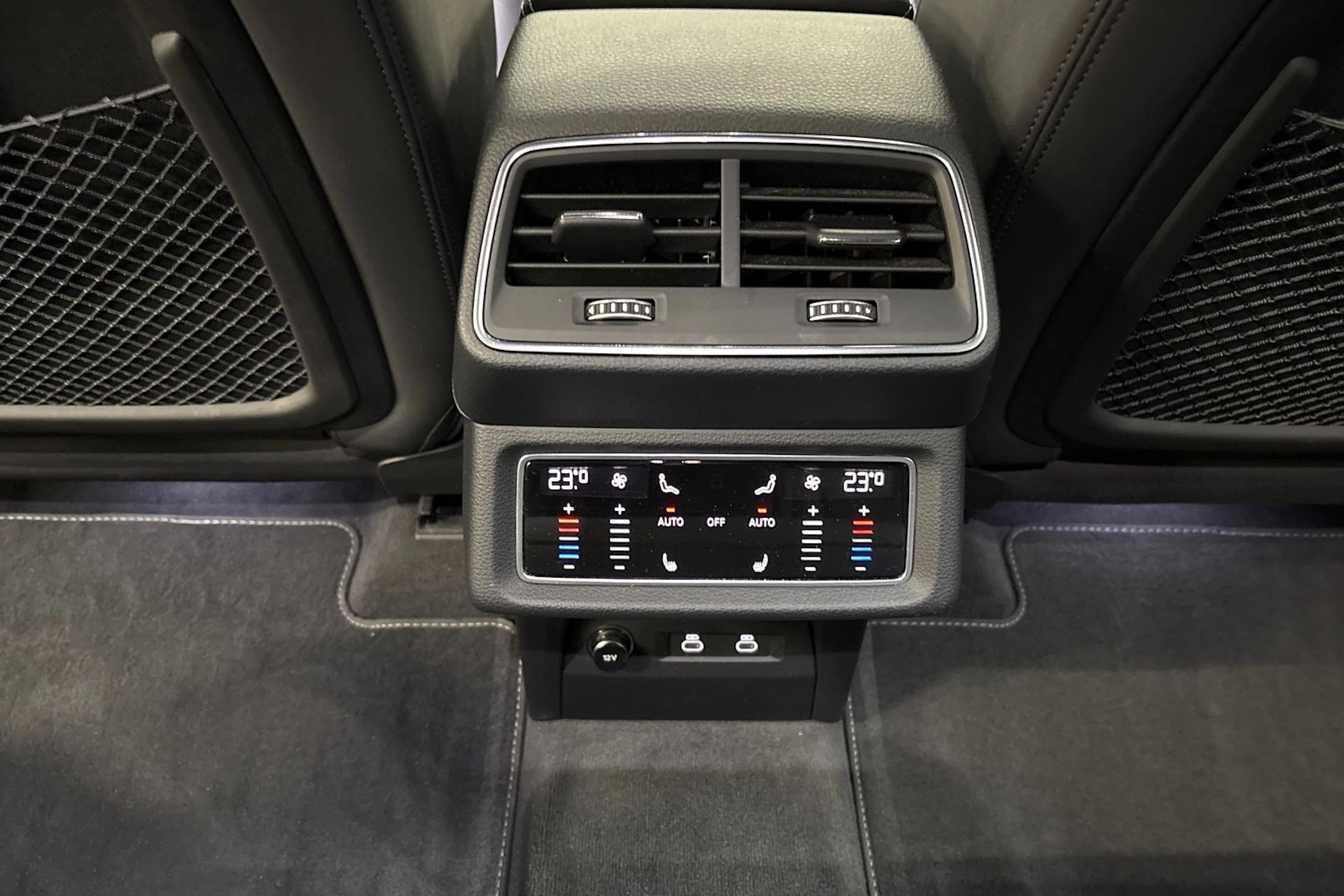 sininen Audi Q8 e-tron 2024 kuva 15.