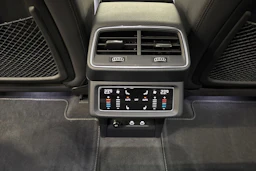 sininen Audi Q8 e-tron 2024 kuva 15.