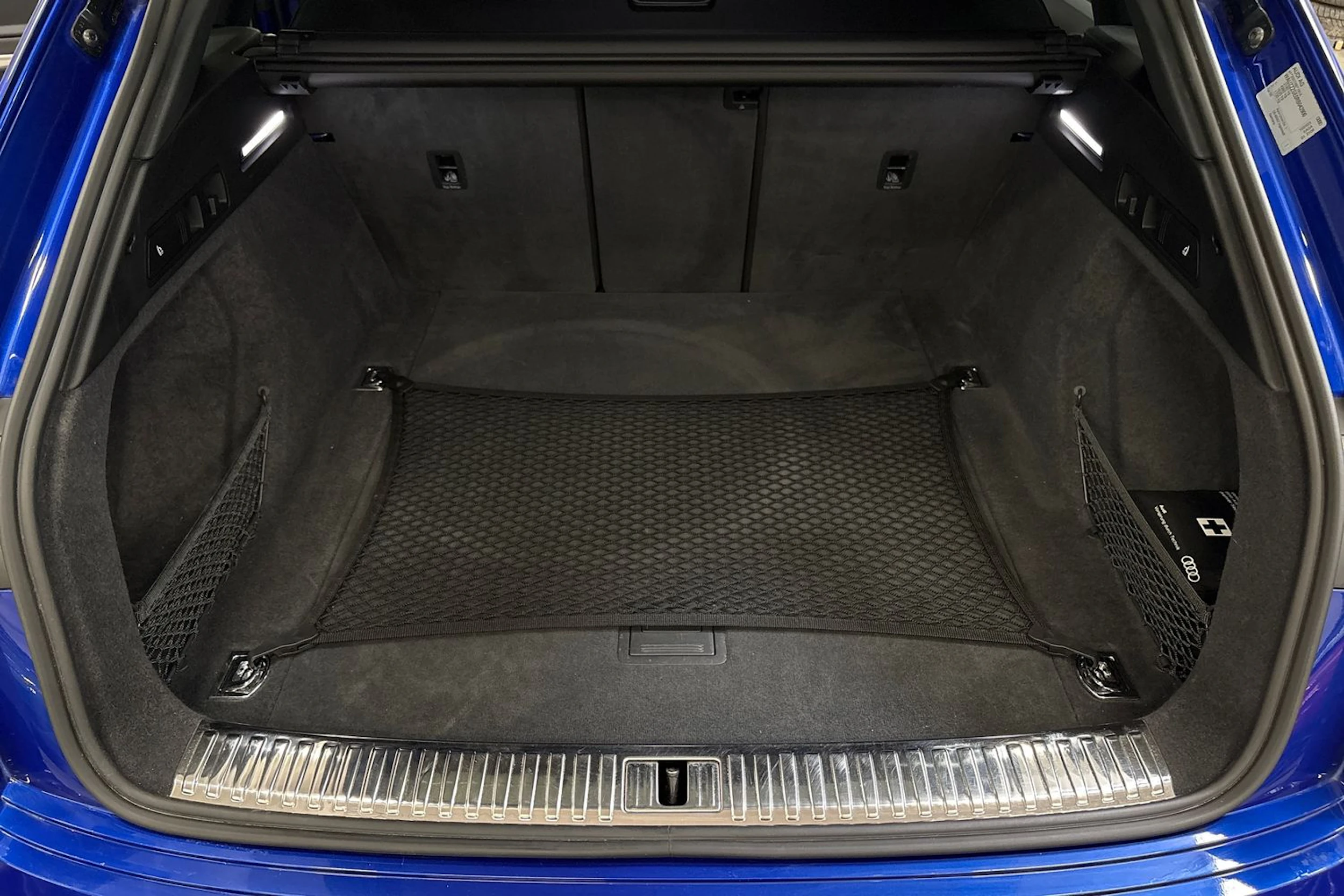 sininen Audi Q8 e-tron 2024 kuva 16.