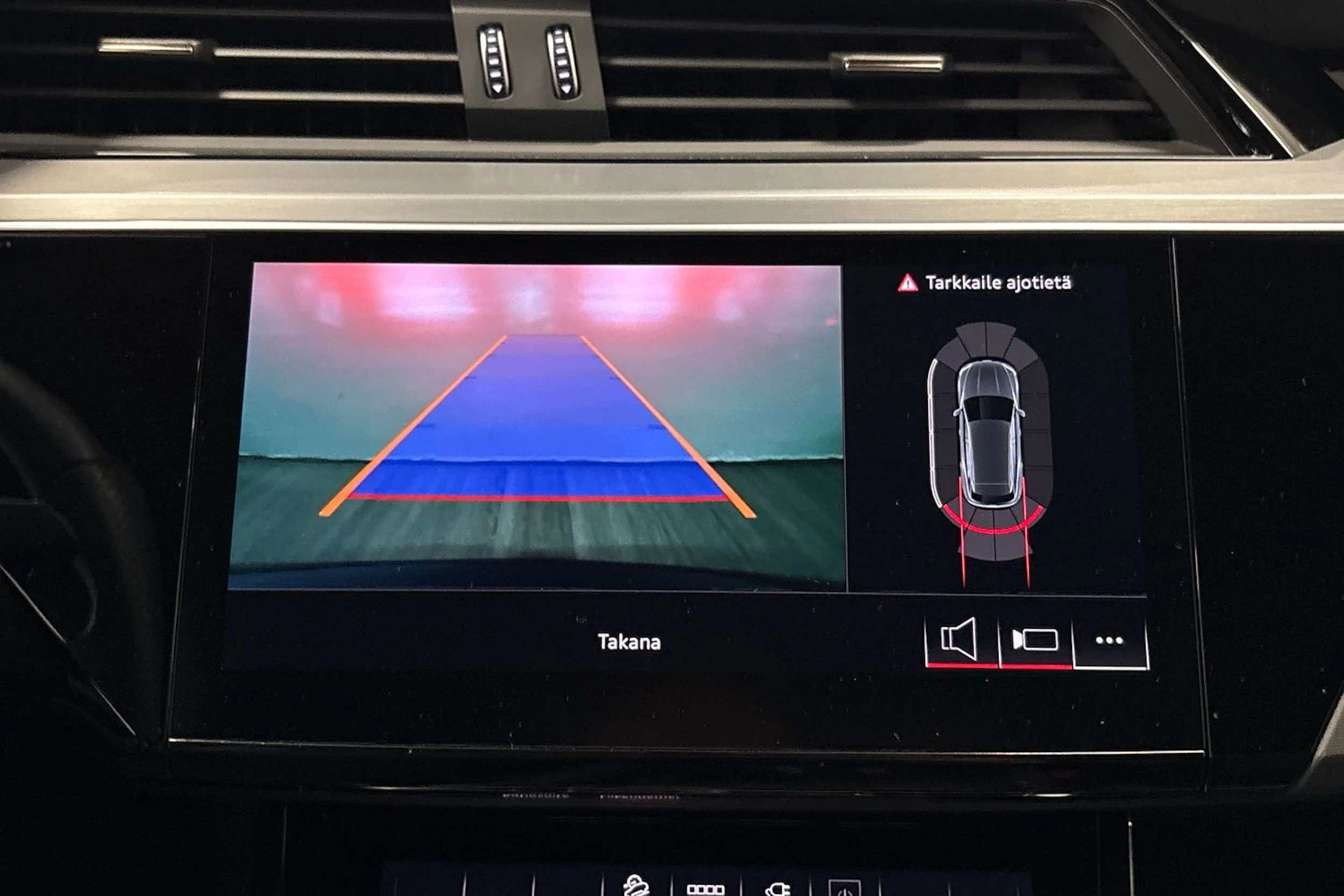 sininen Audi Q8 e-tron 2024 kuva 19.