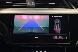sininen Audi Q8 e-tron 2024 kuva 19.