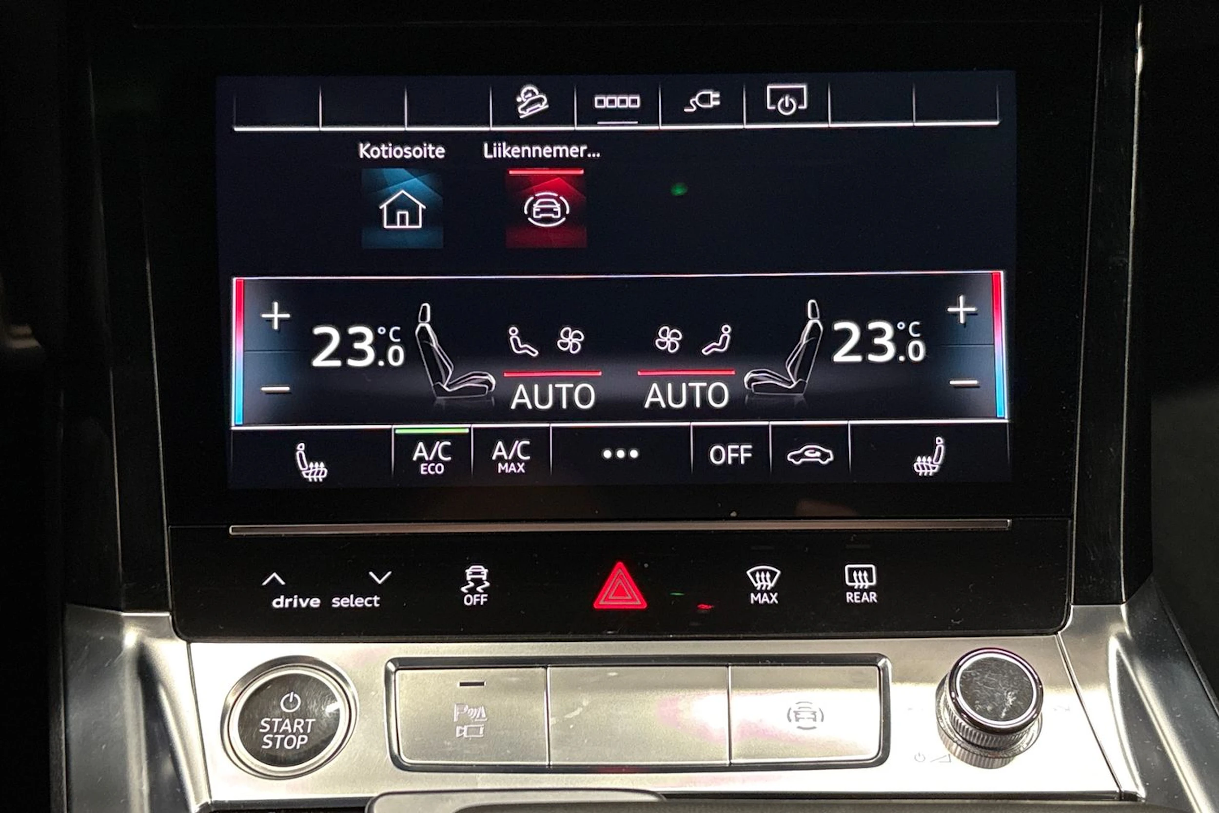 sininen Audi Q8 e-tron 2024 kuva 21.