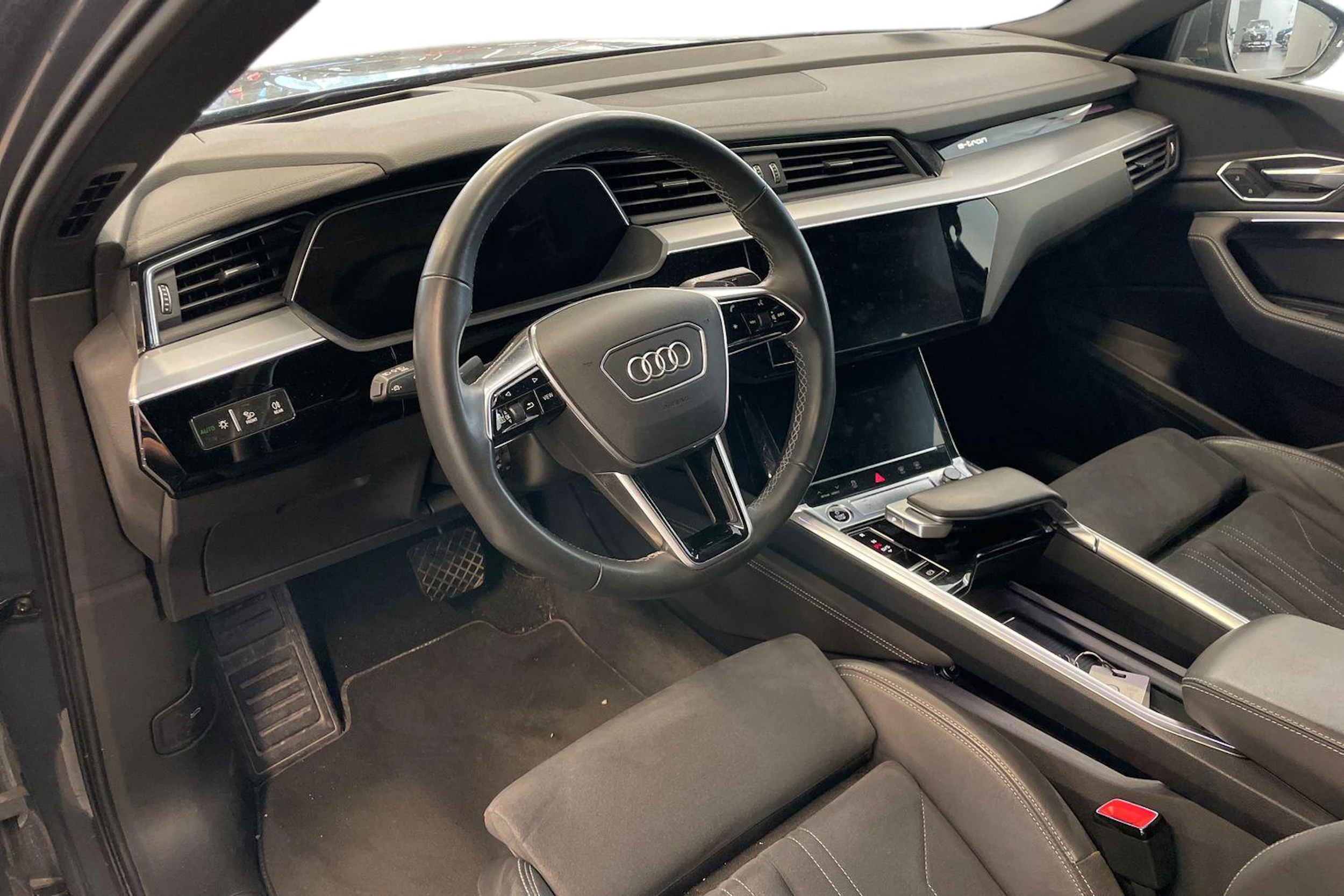 Musta Audi Q8 e-tron 2024 kuva 3.