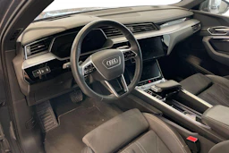 Musta Audi Q8 e-tron 2024 kuva 3.