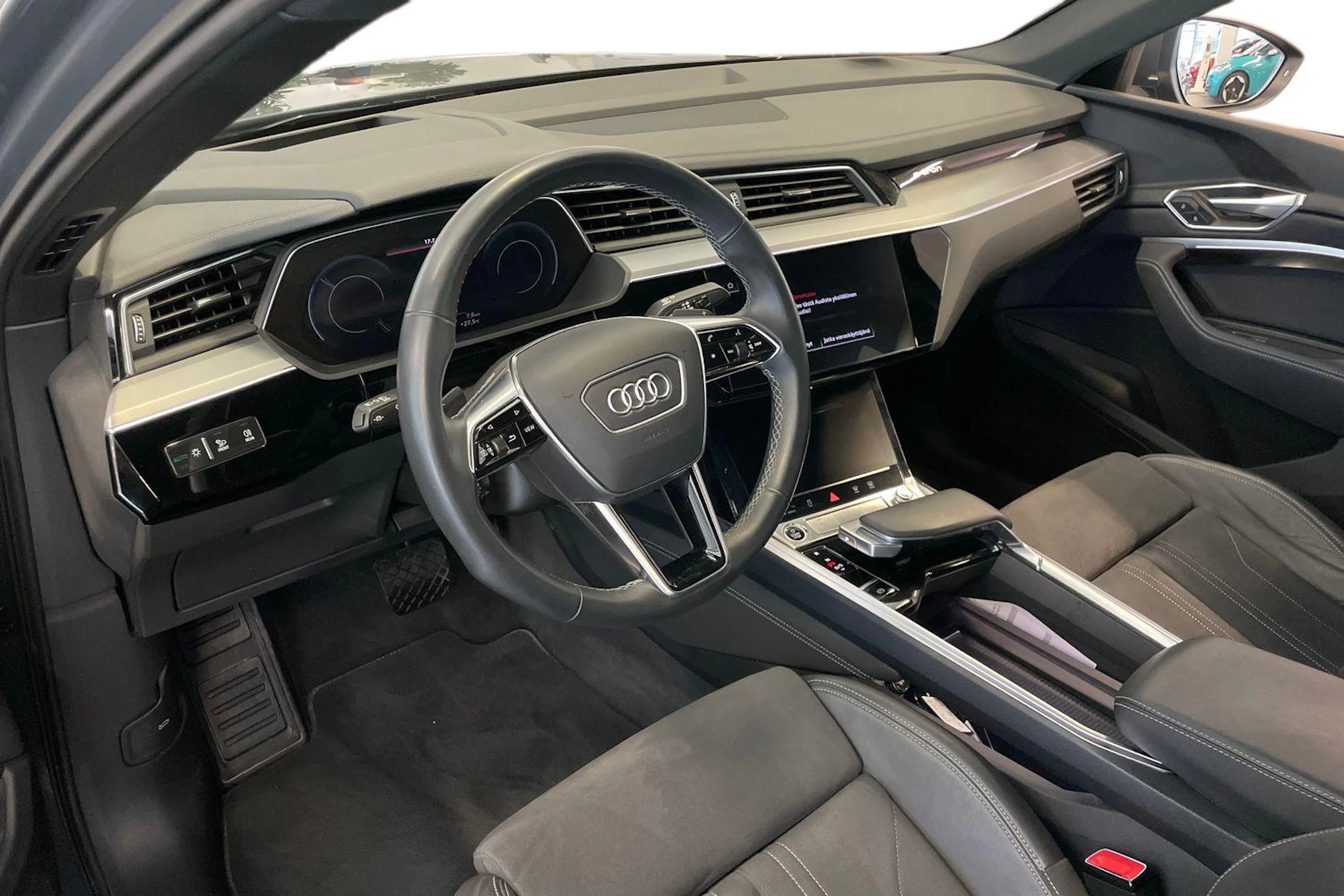 Musta Audi Q8 e-tron 2024 kuva 6.