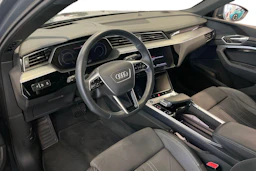 Musta Audi Q8 e-tron 2024 kuva 6.