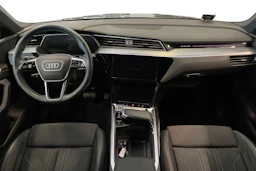 Musta Audi Q8 e-tron 2024 kuva 7.