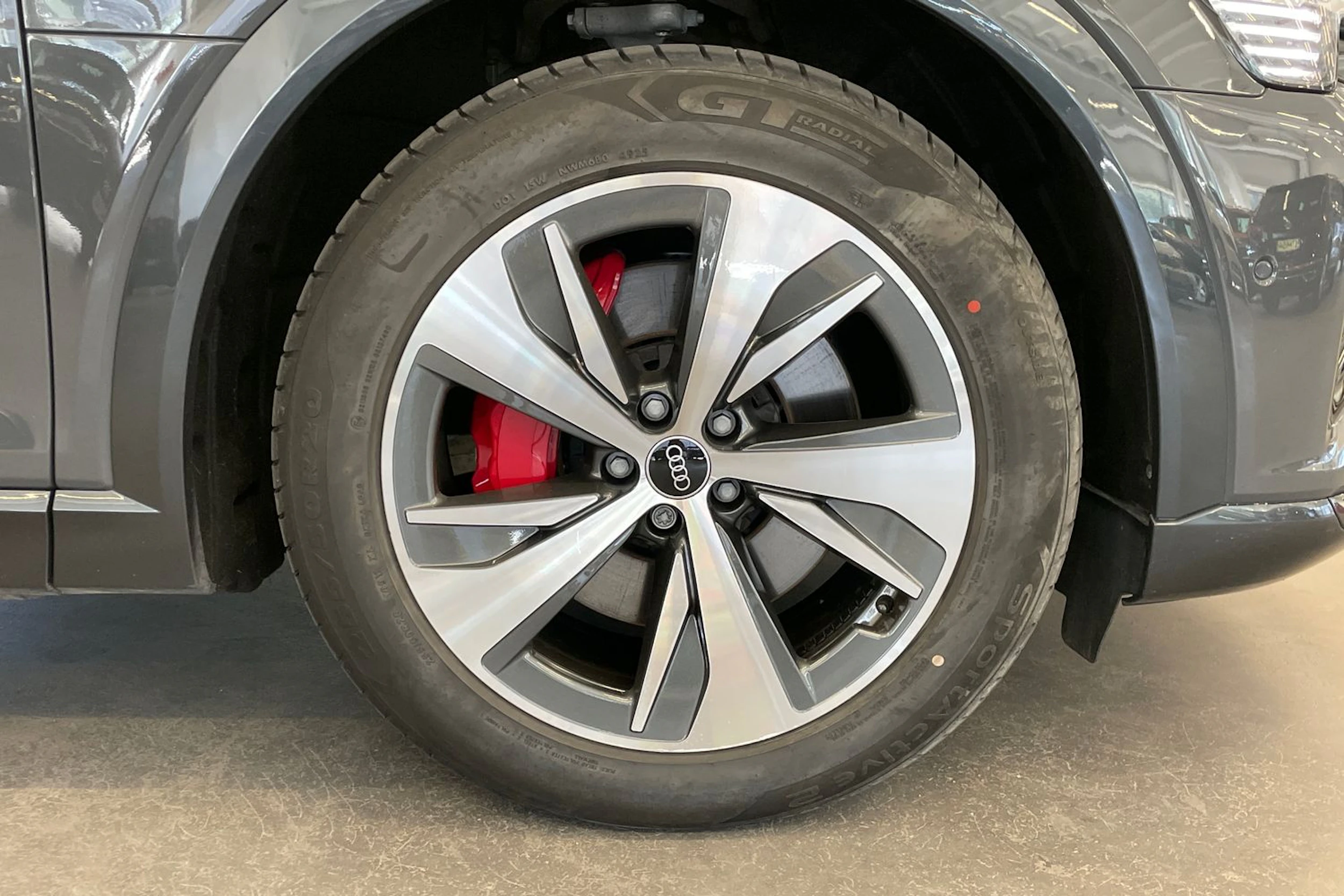 Musta Audi Q8 e-tron 2024 kuva 10.