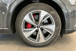 Musta Audi Q8 e-tron 2024 kuva 10.
