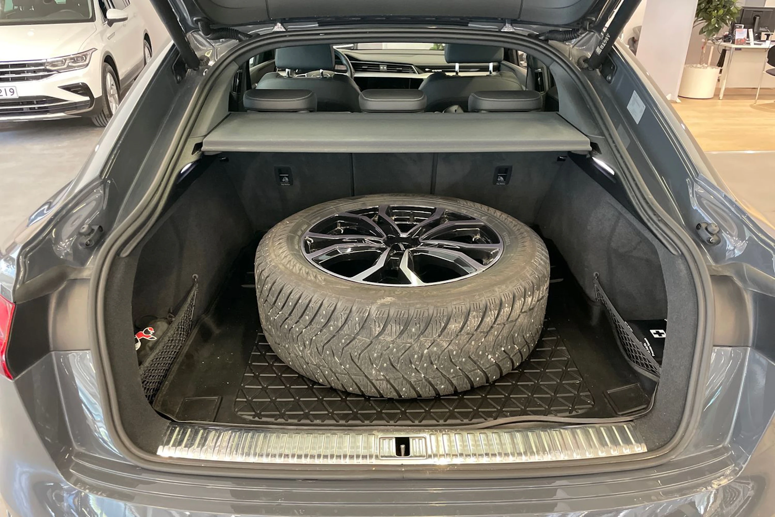 Musta Audi Q8 e-tron 2024 kuva 11.
