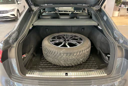 Musta Audi Q8 e-tron 2024 kuva 11.