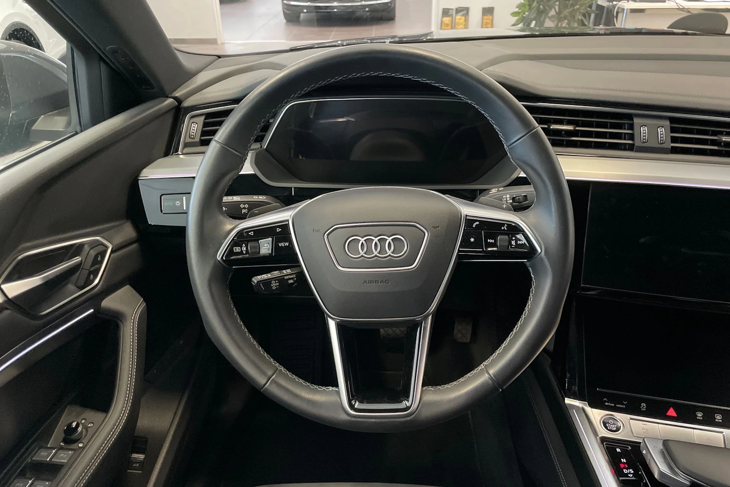 Musta Audi Q8 e-tron 2024 kuva 12.