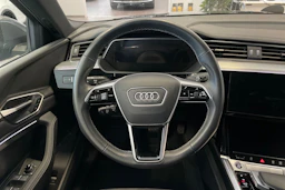 Musta Audi Q8 e-tron 2024 kuva 12.