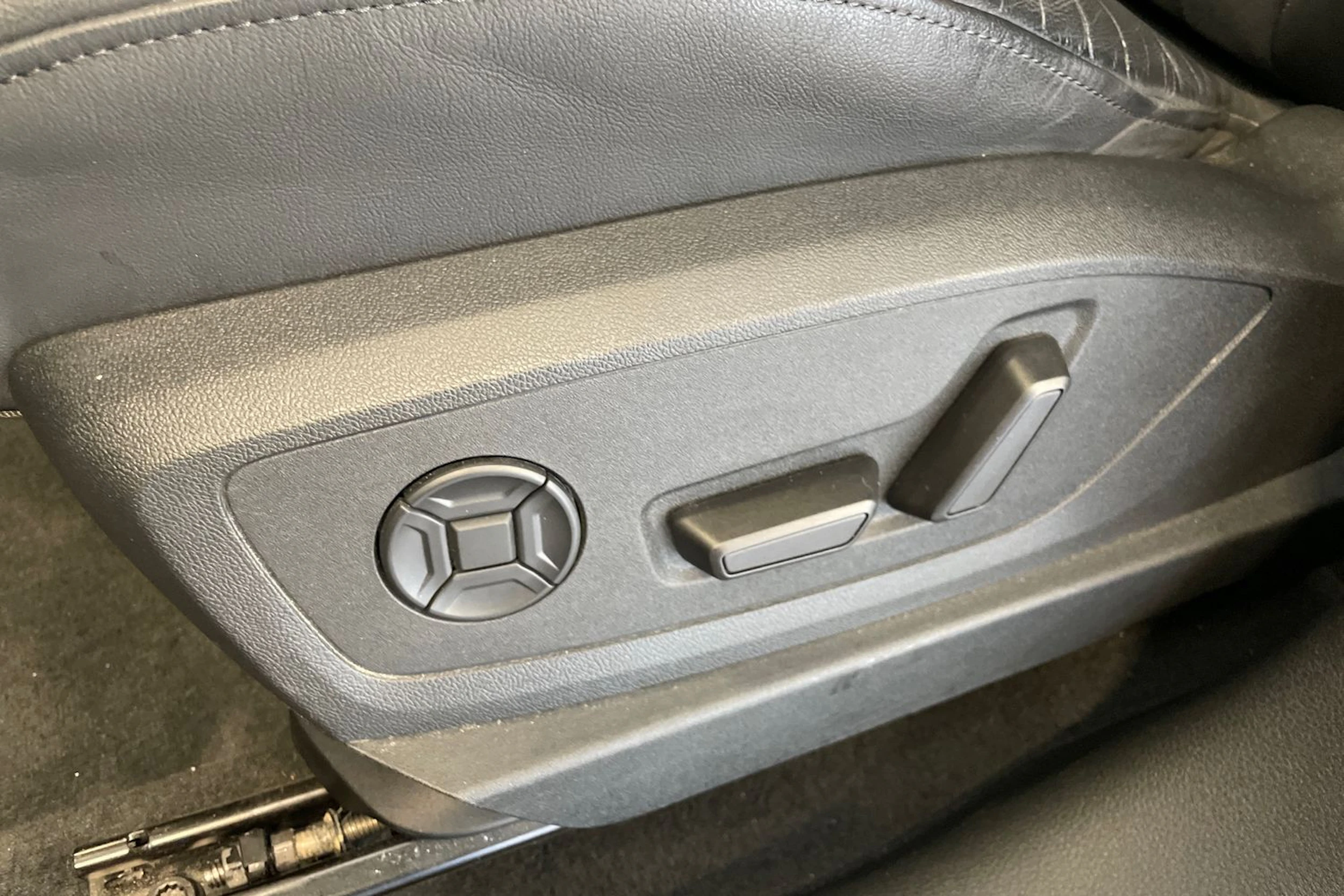 Musta Audi Q8 e-tron 2024 kuva 13.