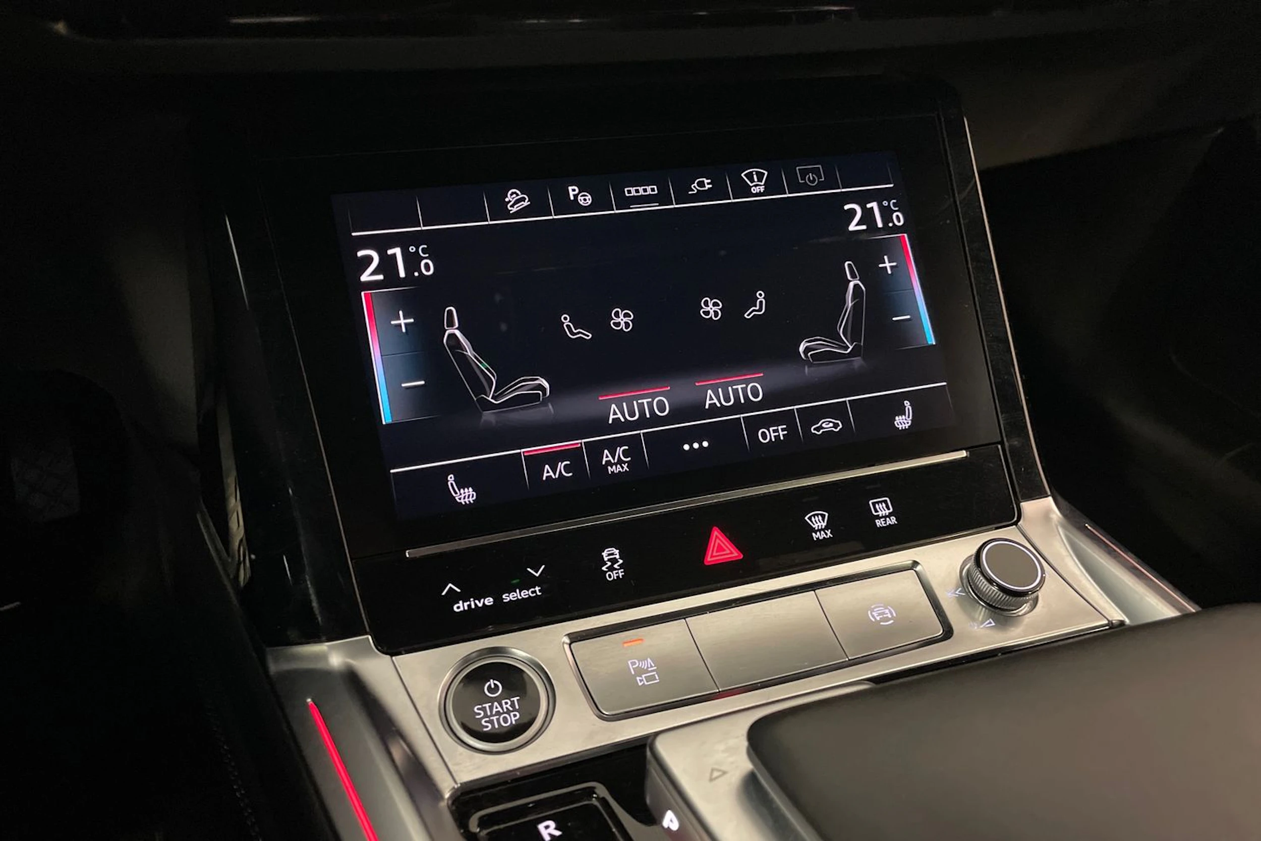Musta Audi Q8 e-tron 2024 kuva 18.