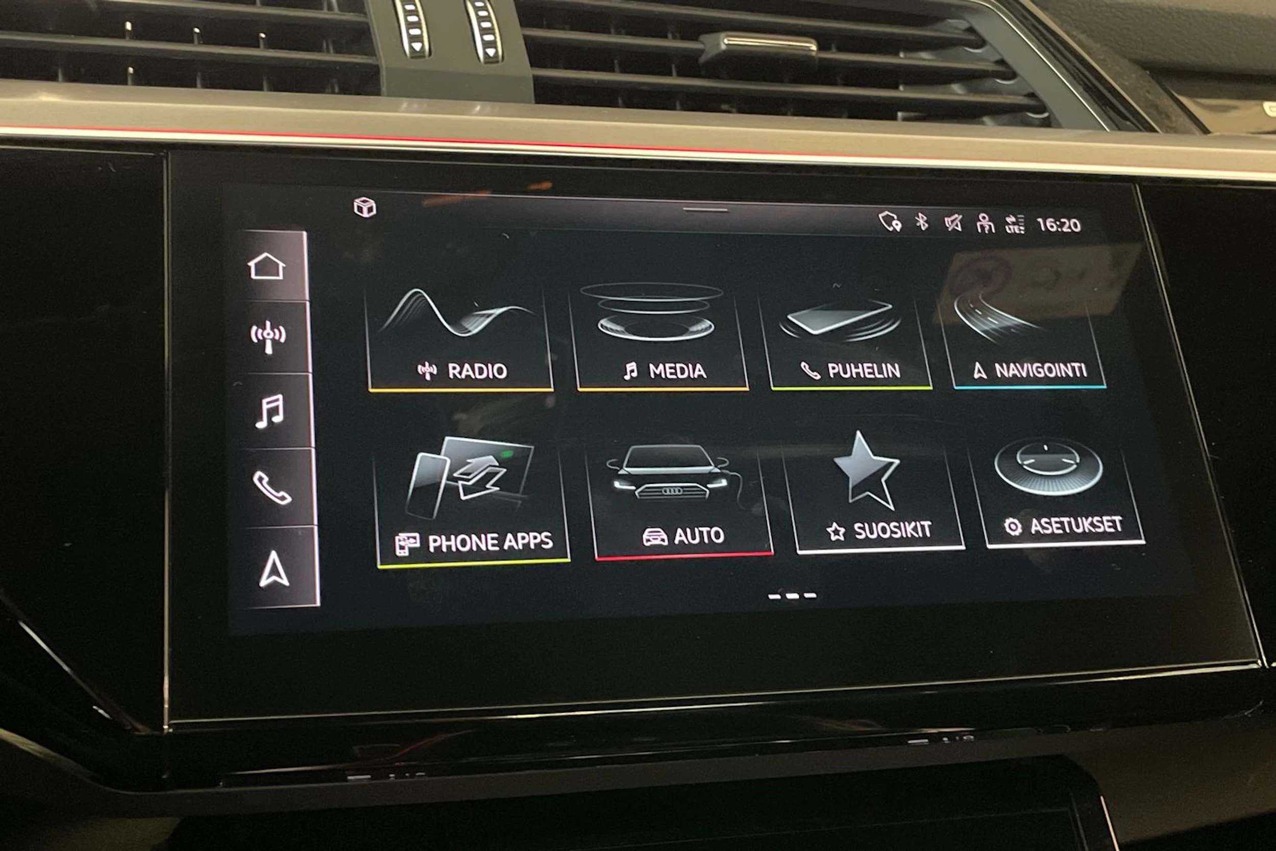 Musta Audi Q8 e-tron 2024 kuva 20.
