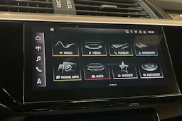 Musta Audi Q8 e-tron 2024 kuva 20.