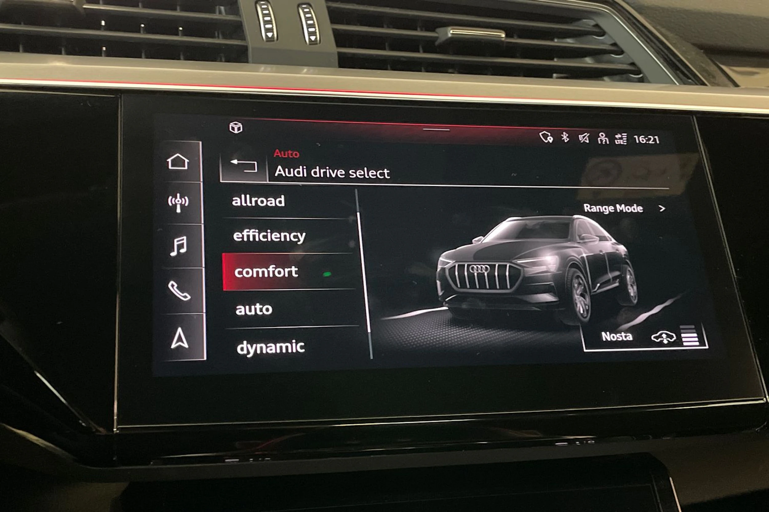Musta Audi Q8 e-tron 2024 kuva 21.