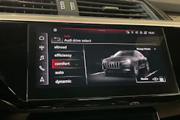Musta Audi Q8 e-tron 2024 kuva 21.