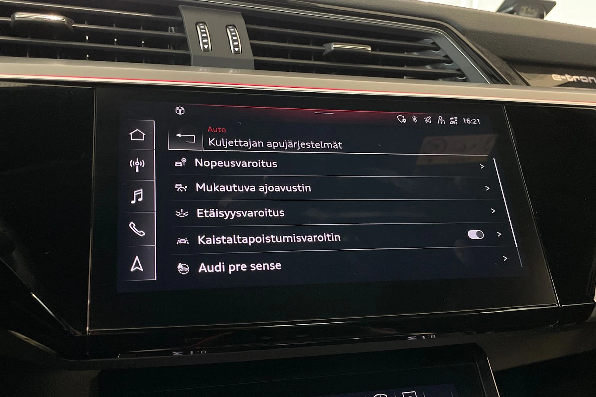 Musta Audi Q8 e-tron 2024 kuva 22.