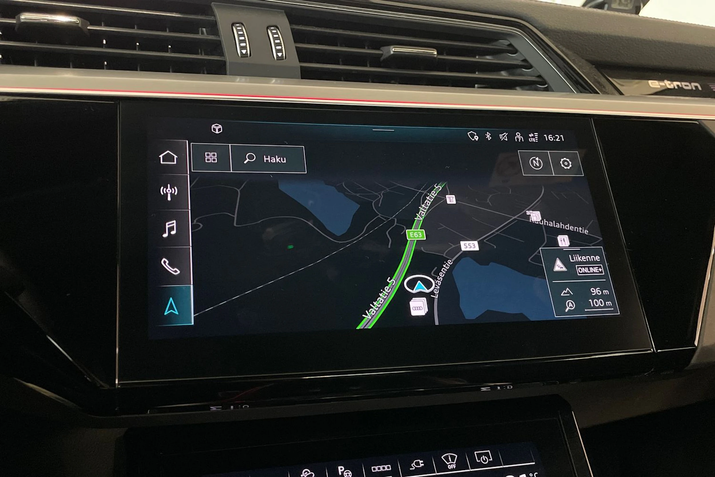 Musta Audi Q8 e-tron 2024 kuva 23.