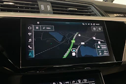 Musta Audi Q8 e-tron 2024 kuva 23.