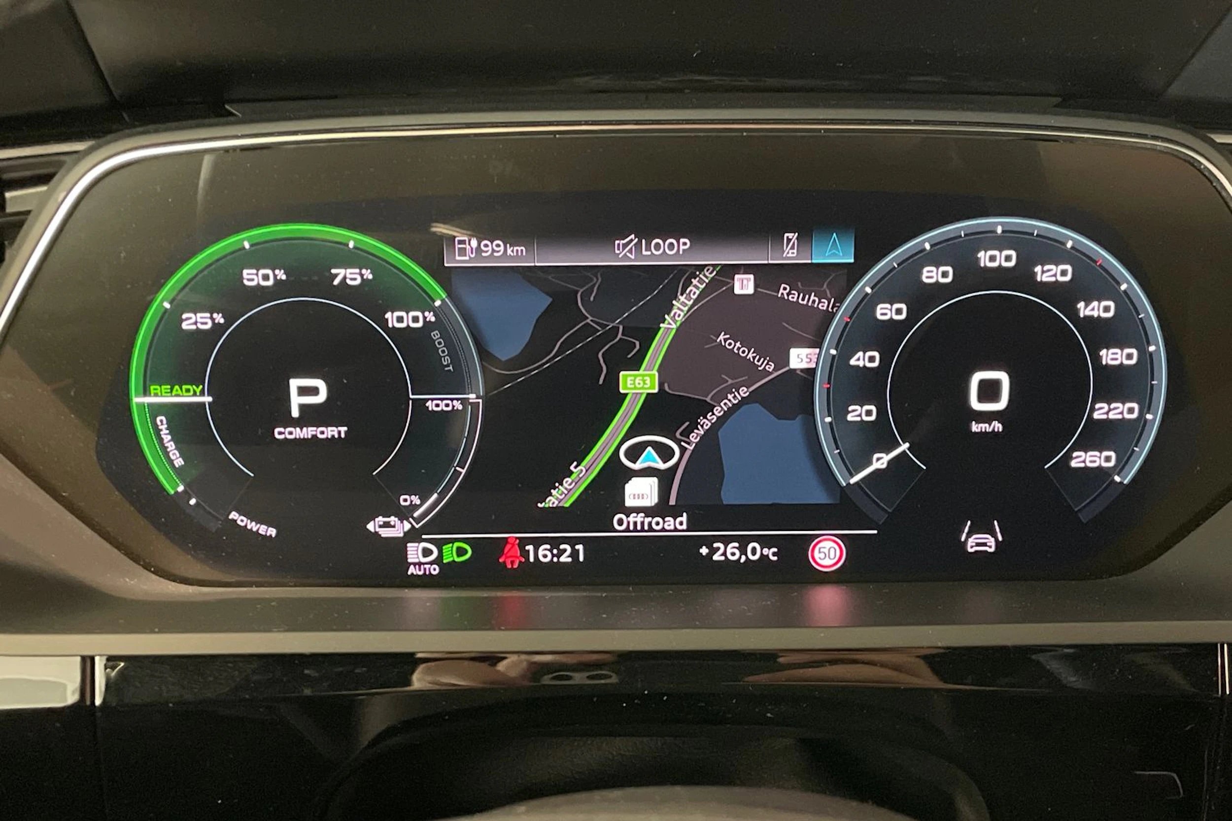 Musta Audi Q8 e-tron 2024 kuva 25.