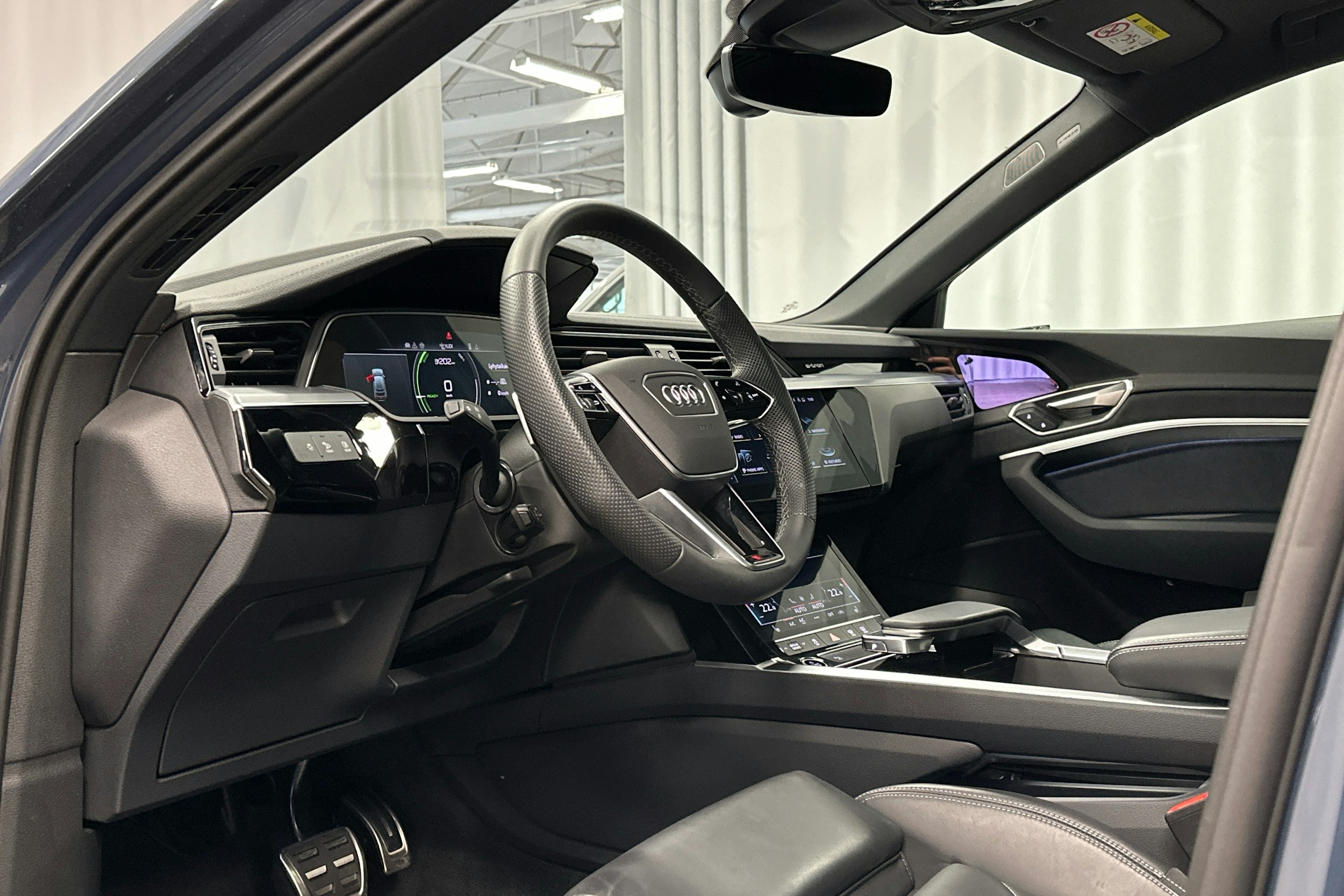 sininen Audi Q8 e-tron 2024 kuva 6.