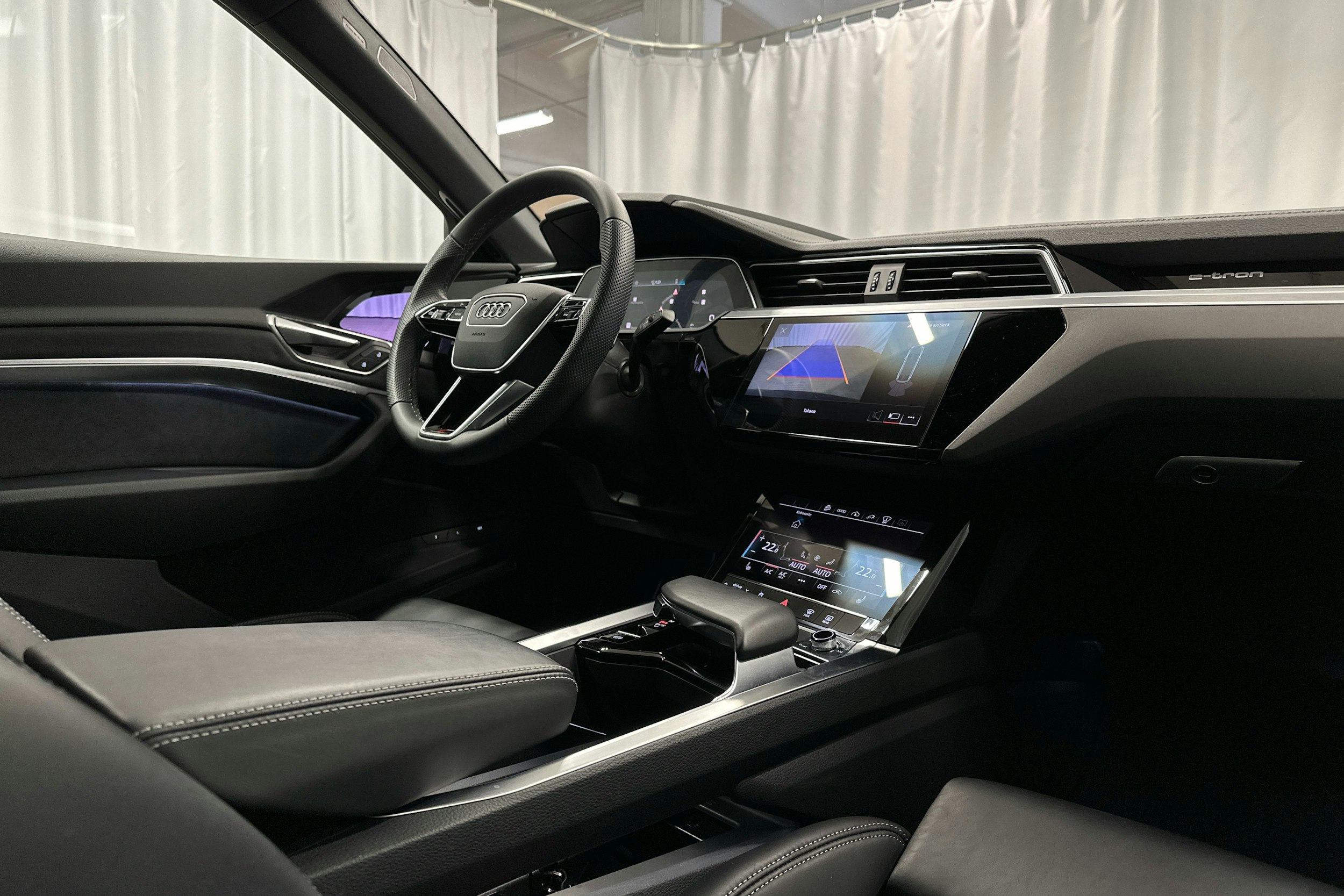sininen Audi Q8 e-tron 2024 kuva 7.