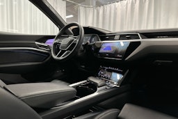 sininen Audi Q8 e-tron 2024 kuva 7.