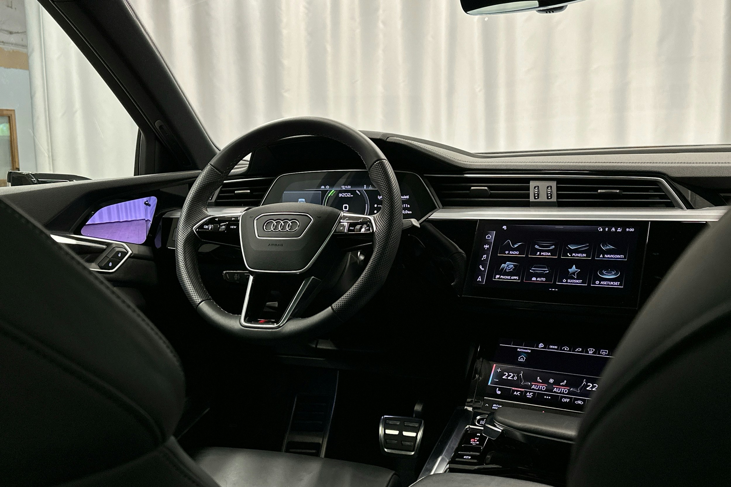 sininen Audi Q8 e-tron 2024 kuva 8.