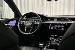sininen Audi Q8 e-tron 2024 kuva 8.