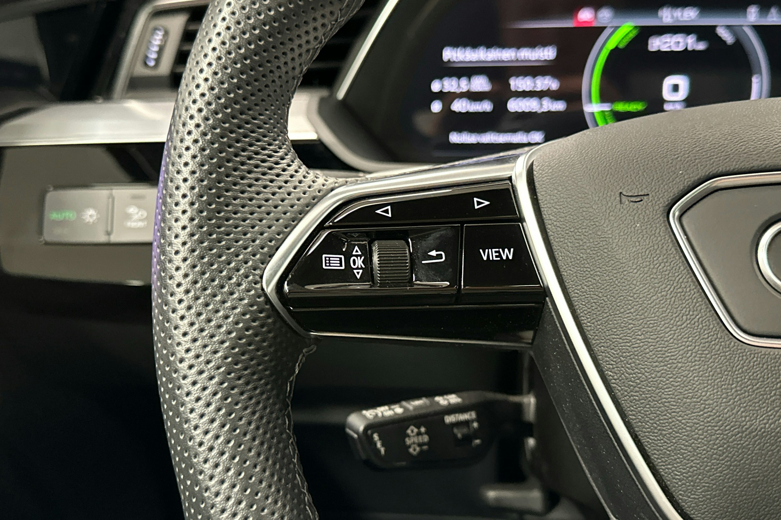 sininen Audi Q8 e-tron 2024 kuva 9.