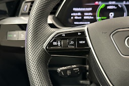 sininen Audi Q8 e-tron 2024 kuva 9.