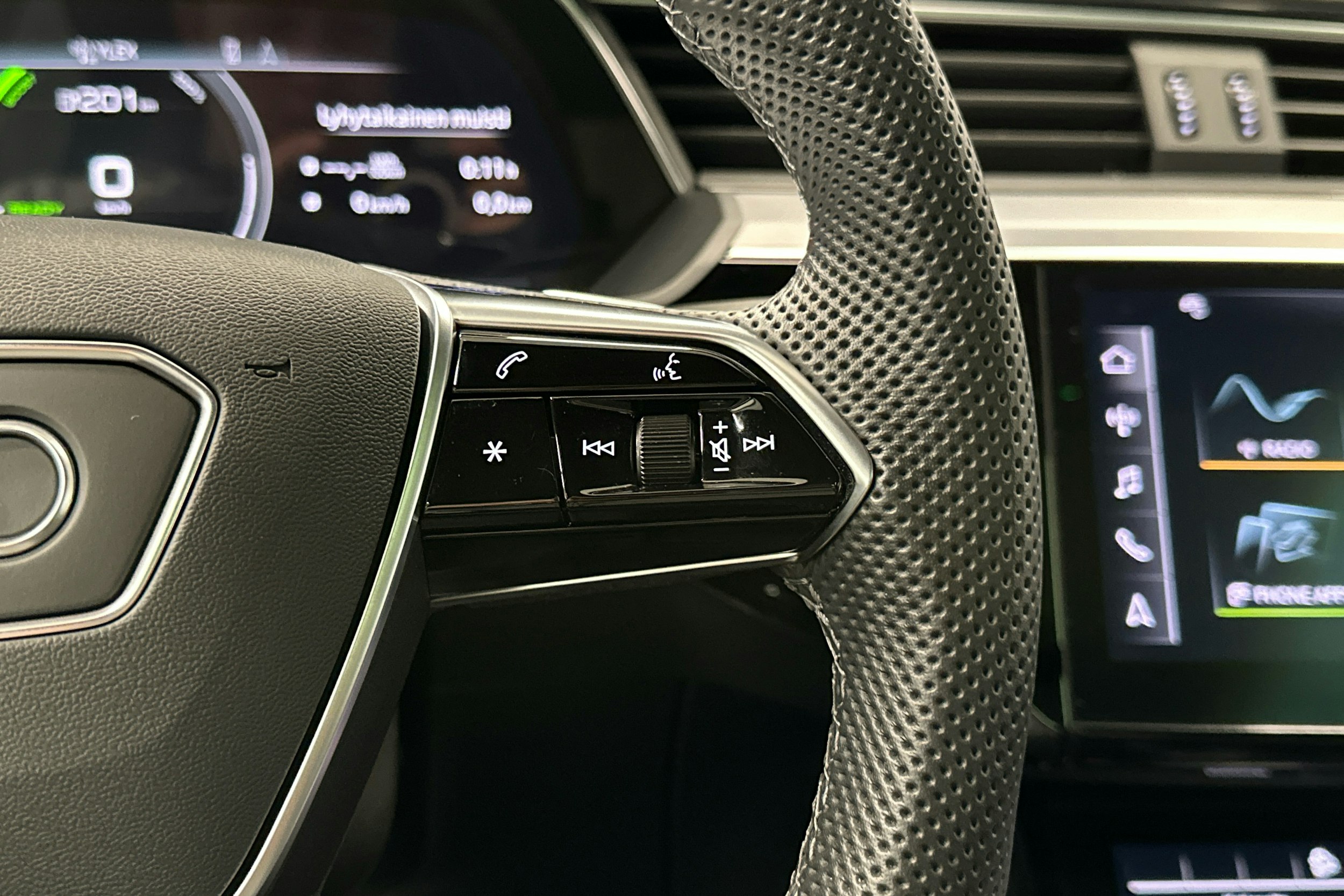 sininen Audi Q8 e-tron 2024 kuva 10.