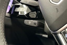 sininen Audi Q8 e-tron 2024 kuva 11.
