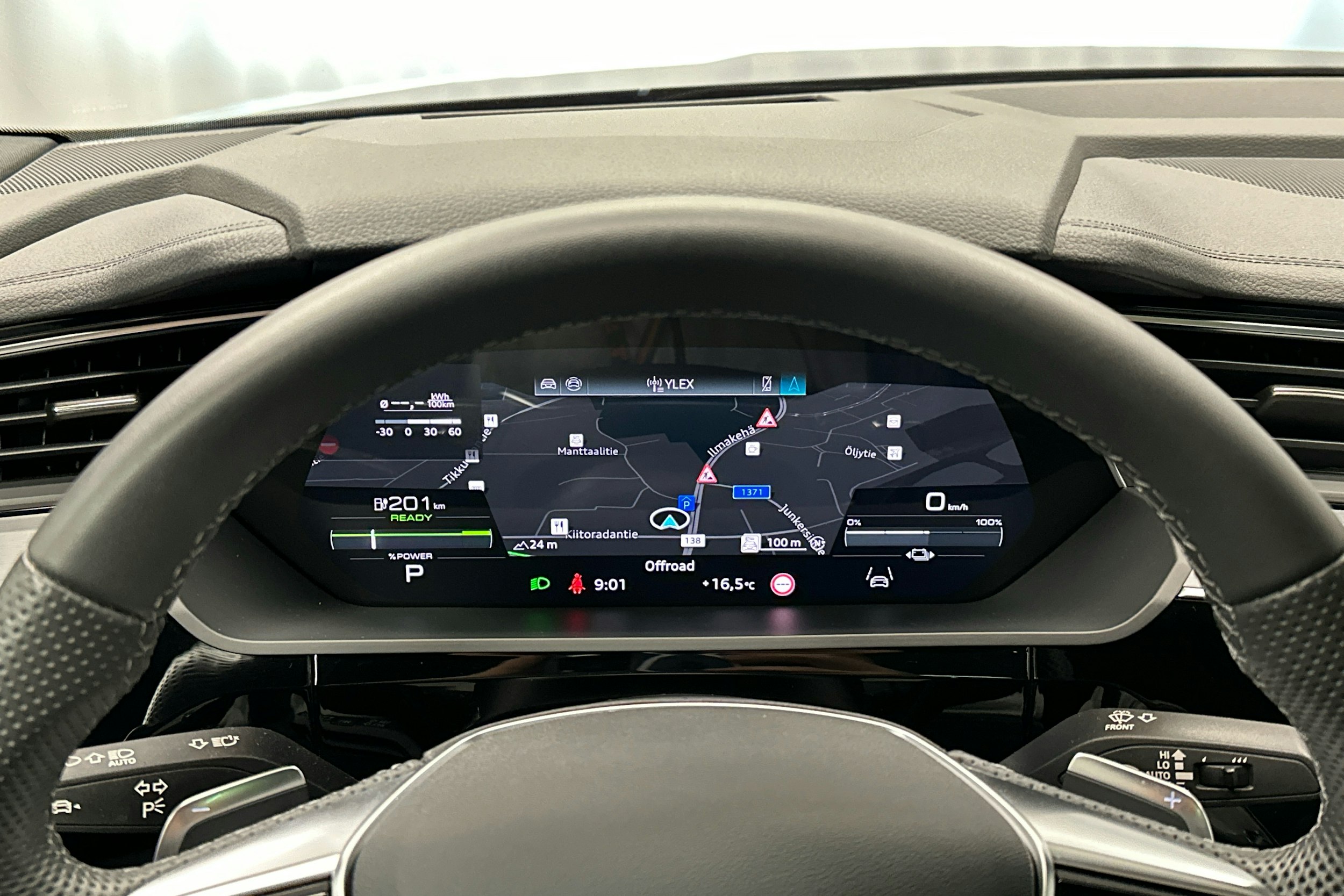 sininen Audi Q8 e-tron 2024 kuva 12.
