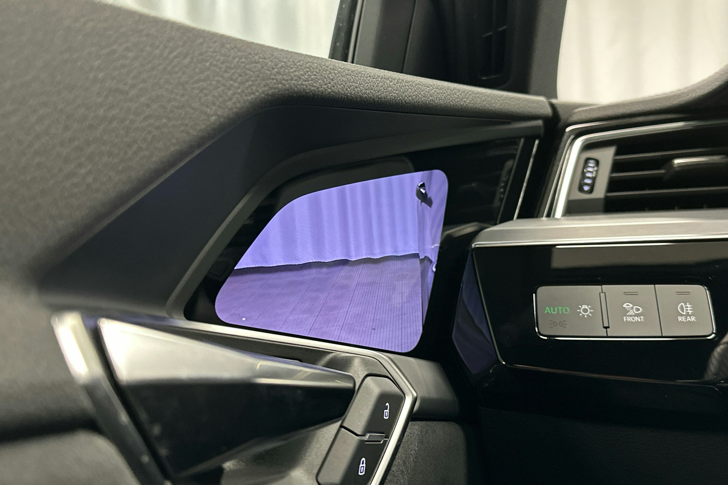 sininen Audi Q8 e-tron 2024 kuva 13.