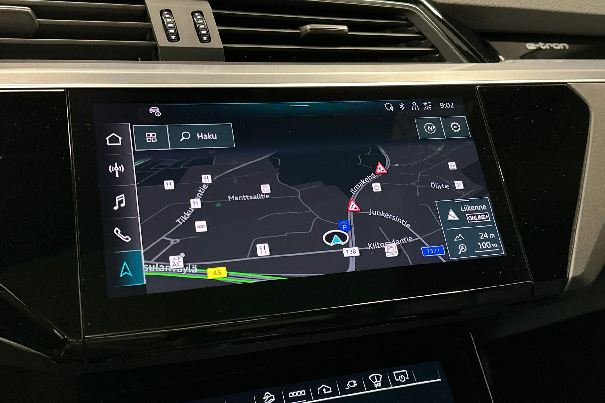 sininen Audi Q8 e-tron 2024 kuva 15.