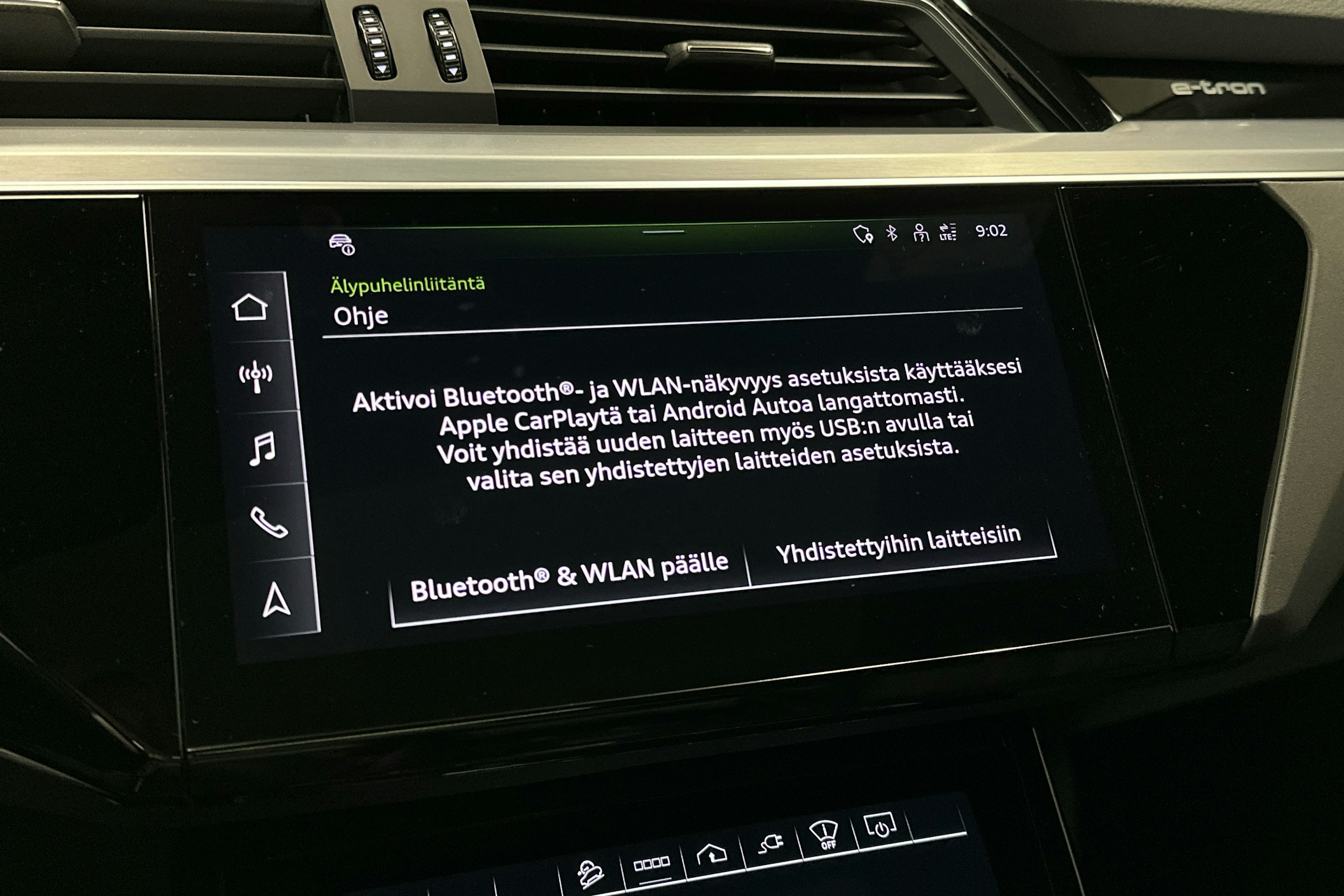 sininen Audi Q8 e-tron 2024 kuva 16.
