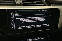 sininen Audi Q8 e-tron 2024 kuva 16.